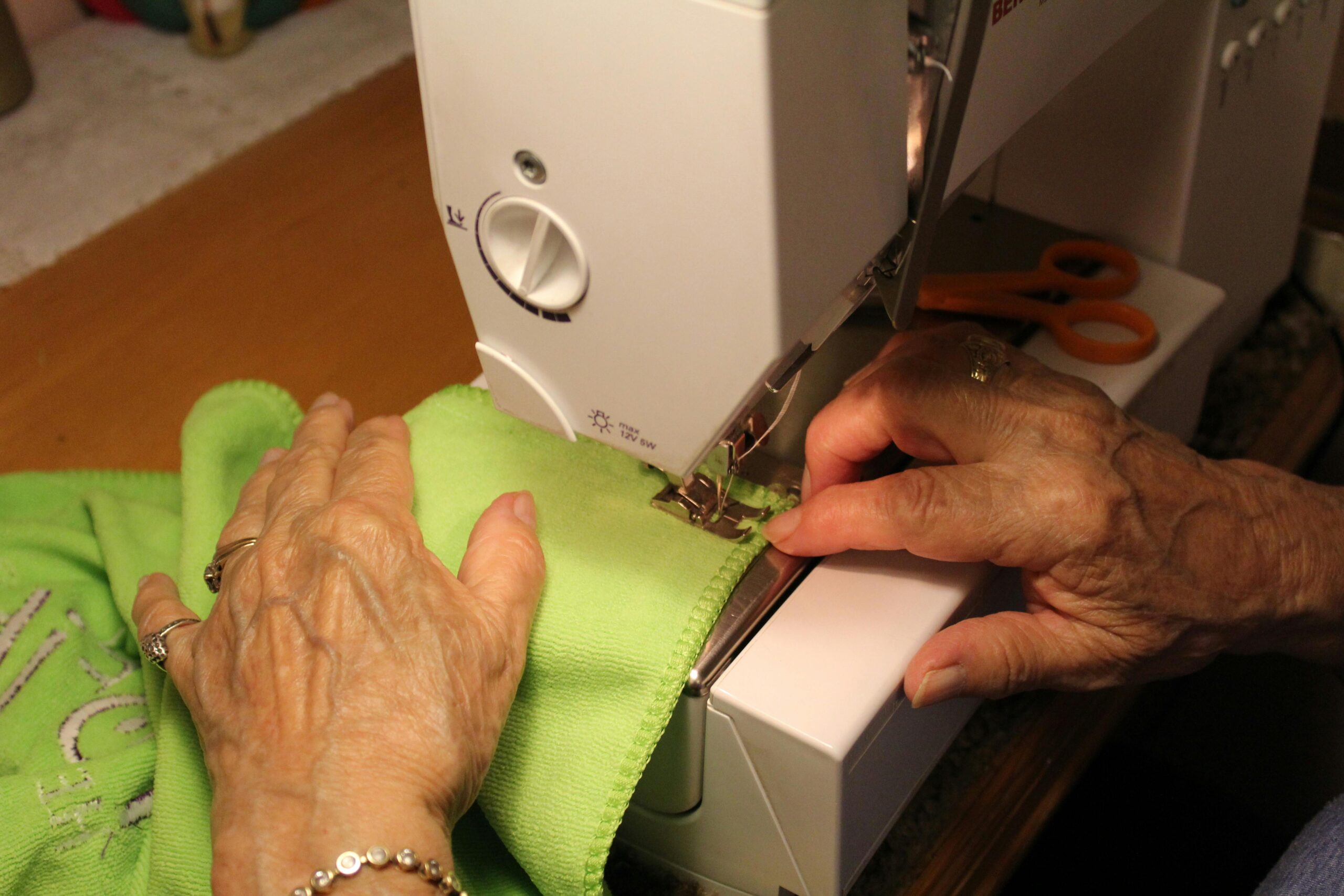 couturière d'ameublement, coudre une rideau